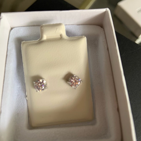 Piercing pagoda cubic zirconia earrings - Picture 3 of 5